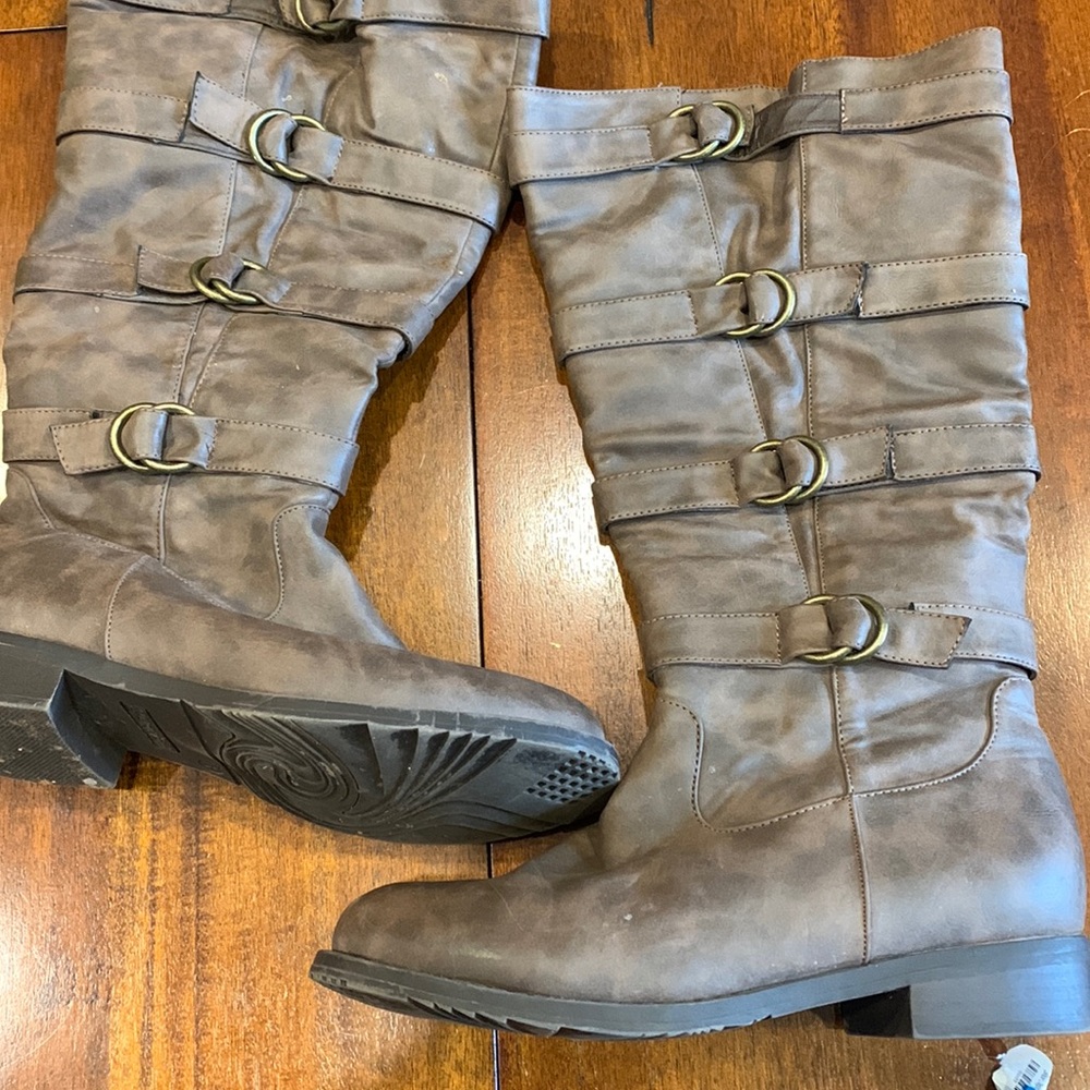 2 lips too boots size 8.  Used condition